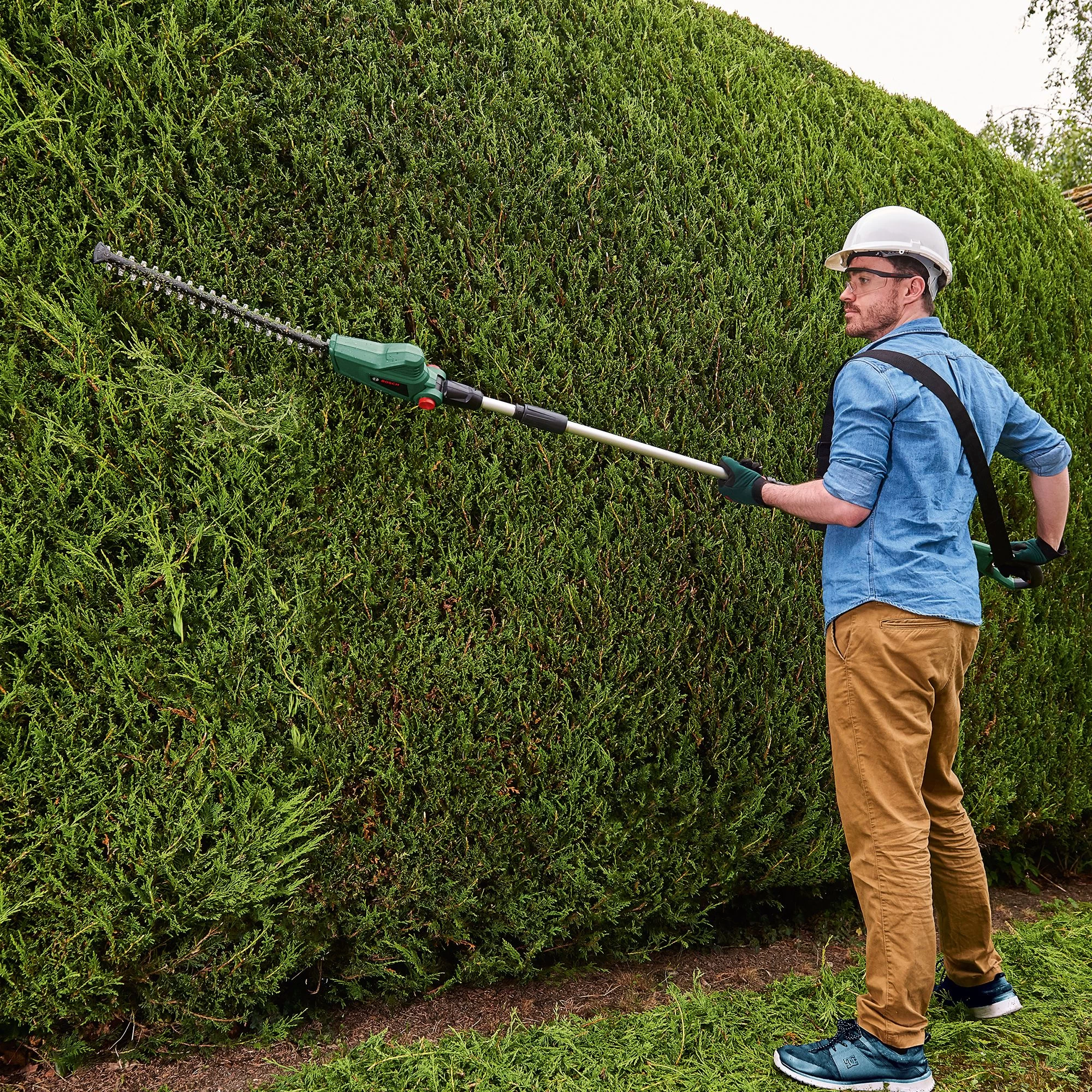 Bosch Power For All 18V 450mm UniversalHedgePole 18 Cordless Hedge Trimmer 4 Bosch Power For All 18V 450mm UniversalHedgePole 18 Cordless Hedge Trimmer - Image 4