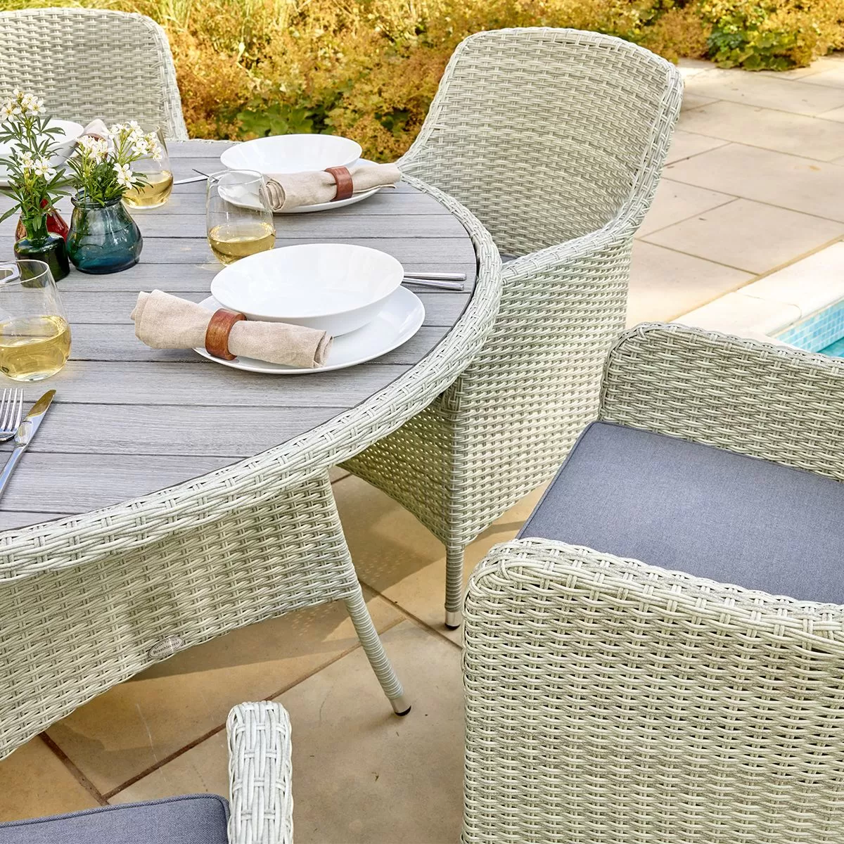 Bramblecrest Tetbury 6 Seater Round Dining Set With Parasol & Base 3 Bramblecrest Tetbury 6 Seater Round Dining Set With Parasol & Base - Image 3