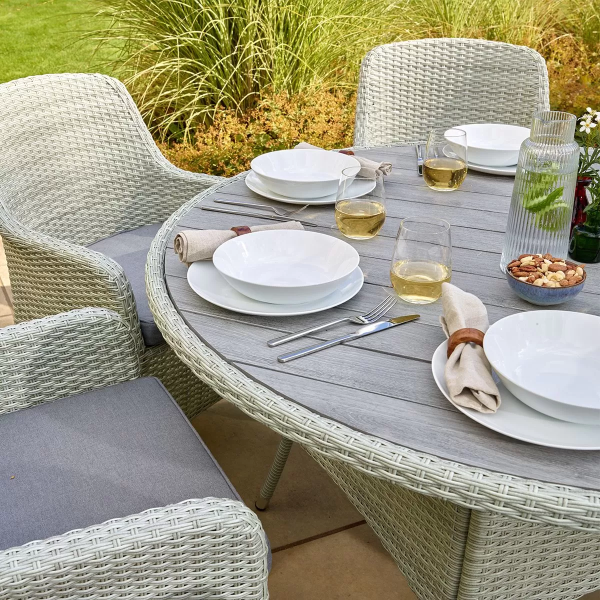 Bramblecrest Tetbury 6 Seater Round Dining Set With Parasol & Base 4 Bramblecrest Tetbury 6 Seater Round Dining Set With Parasol & Base - Image 4