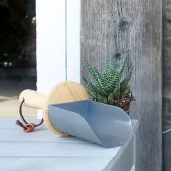 Burgon & Ball Steel Soil Scoop -Garden Shop burgon ball steel soil scoop5019360014867 01i bq