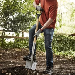 Magnusson Wooden Pointed Digging Spade -Garden Shop magnusson wooden pointed digging spade5059340086675 01i